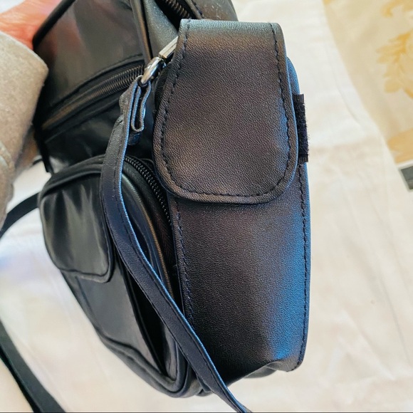 NWOT Leather Crossbody.. Back is vegan leather. Front is Leather. ADORABLE - Picture 6 of 12